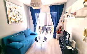 2Br Apt Coastal Comfort With Internet Access